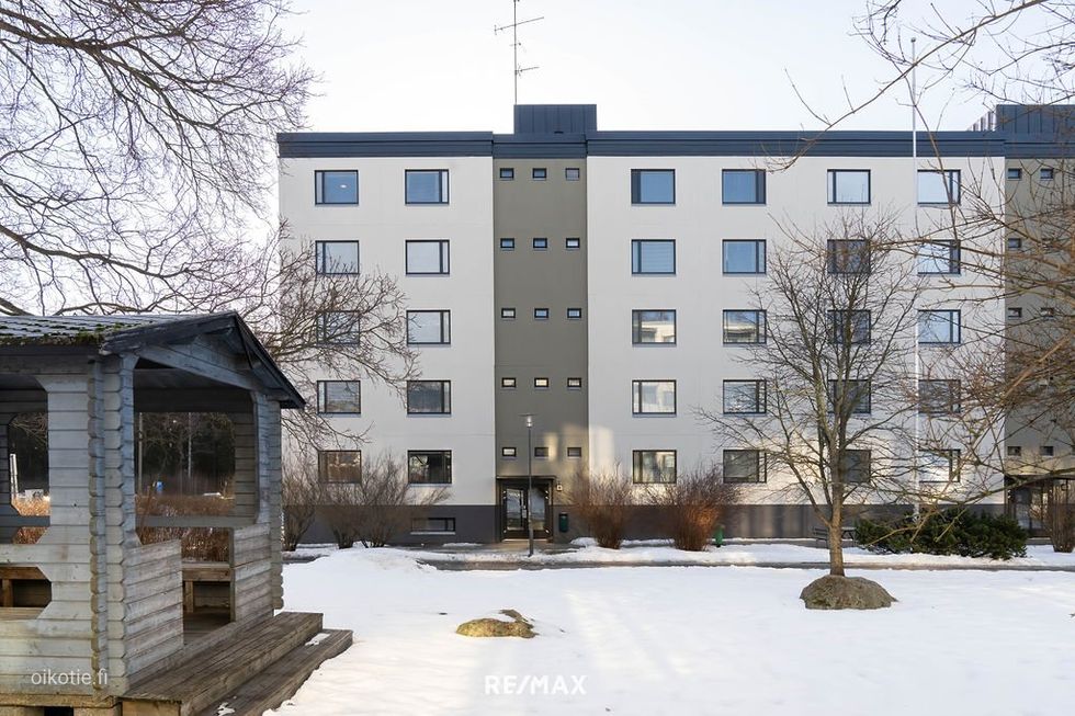 Julkisivu etupihasta kuvattuna