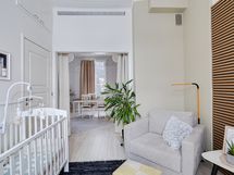 Det finns två ingångar till lägenheten och andra kommer till detta rum. 