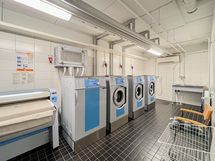 Pesutupa sijaitsee C ja D rappujen välissä, jonka yhteydessä on myös kuivaushuone.