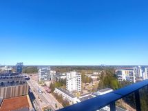 Kattoterassilta avautuvat komeat panoraama maisemat horisonttiin.