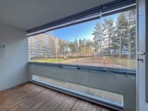 Parvekkeelta avautuu avarat näkymät isolle takapihalle etelään. Kaihtimet suojaavat liialta valolta.