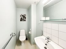 Asunnossa on erillinen wc, joka on mukava arjessa