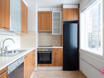 Kertaalleen uusittu keittiö. Tilaan mahtuu pieni ruokailuryhmä.