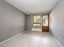 Toisesta alakerran huoneesta käynti piha-alueelle ja patiolle.