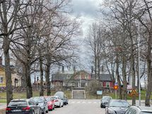 Puotilan kartanon talon vieressä.