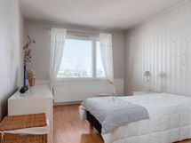 Makuuhuoneeseen mahtuu myös työpiste