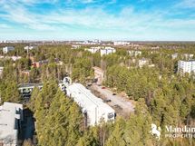 Ilmakuva jossa vasemmassa yläkulmassa taakse jäisi Kaukovainion ostoskekusta.