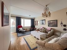 Tilava olohuone yhdistyy ruokailutilan kautta keittiöön.