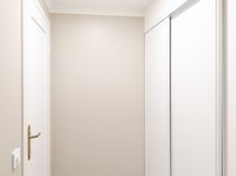 1.krs Näkymä kodinhoitohuoneen ovelle