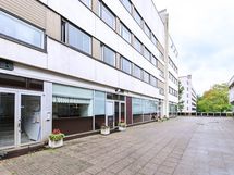 Huoneistoon oma sisäänkäynti kahden keskimmäisen kukkaruukun välistä.