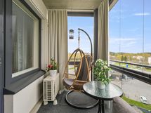 Ilta-auringon suuntaan avautuva parveke on sisustettu tunnelmalliseksi.