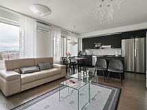 Kaunis, muuttovalmis kolmio sijaitsee hissitalon ylimmässä kerroksessa vuonna 2021 valmistuneessa taloyhtiössä. Mahdollisuus ostaa sähköpistokepaikka.