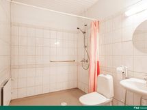 Kolmen hlö huoneissa omat pesutilat