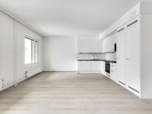 Avara olohuone ja keittiö