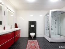 Yläkerran WC-kylpyhuone