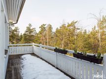 Pohjoisenpuolen parveke, jolta maisemat puistoon