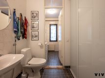 Kylpyhuoneessa wc, ovi kätevästi suihkutilan ja wc:n välilssä helpottaa aamuruuhkaa.