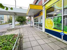 Lähikauppa sijaitsee vain viiden minuutin kävelymatkan päässä asunnolta.