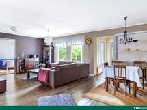 Olohuone on iso ja siinä on tilaa vaikka isolle ruokailuryhmälle.