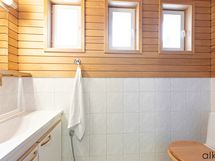 Pukuhuoneen wc-tila on hyvän kokoinen. 