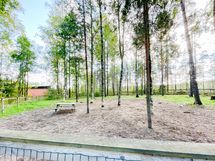 Koirapuisto tassullisille asukkaille on n. 500m päässä.