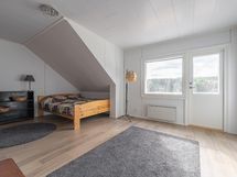 Yläkerran huone, käynti parvekkeelle