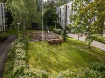Taloyhtiön leikkipaikka.