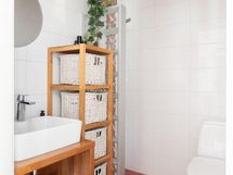 Erillinen wc, jossa myös suihku