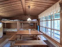 Saunamökin yhteydessä tupa, jossa myös pieni keittiö