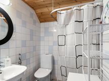 Yläkerran erillinen wc, jossa myös suihku