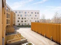 Valokuva asunnosta C 56 - näkymä asunnosta korttelipihalla.