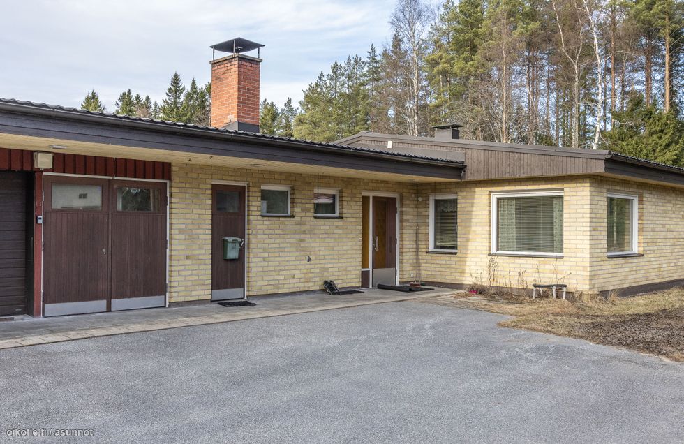 Mahtikiinteitö meren lähellä