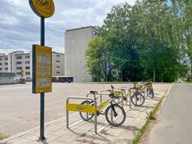 Kaupunkipyörät sekä lähin bussipysäkki asunnon vierellä, Kukinkujalla.