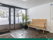 Sisääntuloaula. Kulku hissille on tasainen, ilman rappusia.