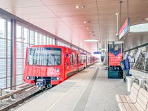 Talon vierestä kulkee bussit ja Siilitien metrolle kävelet  viidessä minuutissa.