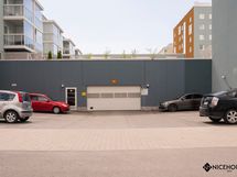 Erillisinä osakkeina myydään autohalliosake.