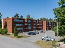 Paljon parkkipaikkoja pihassa