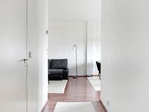 Eteisestä olohuoneeseen päin