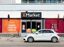 Alepa on kulman takana ja K-market Alppilakin lähellä.