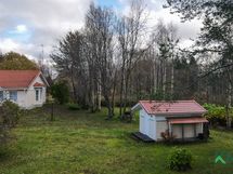 Oikealla puutarhavaja/puuvaja.