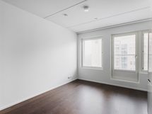 Ikkunat ja ranskalainen parveke aukeavat länteen päin. Maisema on rauhalliselle sisäpihalle.