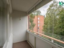 Lasitettu parveke avautuu vehreän pihan ja puiston puolelle.