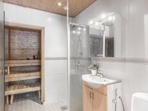 Kylpyhuone ja sauna on remontoitu v. 2007.