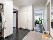 Eteisestä kuljetaan kahteen makuuhuoneeseen, keittiöön ja olohuoneeseen