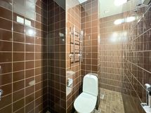 Kylpyhuoneessa on tilaa pesukoneelle.