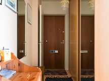 Eteinen, jossa hyvin säilytys tilaa (liukukaapit)