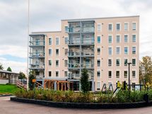 Tuikkeen suojaisa korttelipiha kuntoilu- ja leikkialueineen.