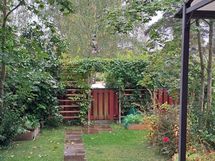 kesäinen kuva oleskelupihalta