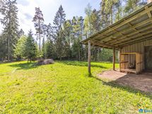 Tallin takapihaa, jossa pihattoa