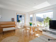 Olohuoneesta on käynti suojaisalle huoneistopihalle